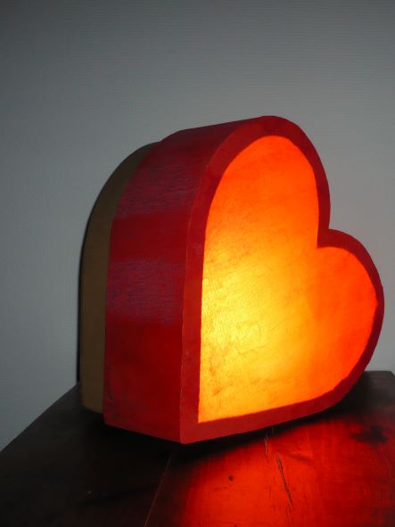 faire une lampe d'ambiance coeur rouge en carton et papier translucide